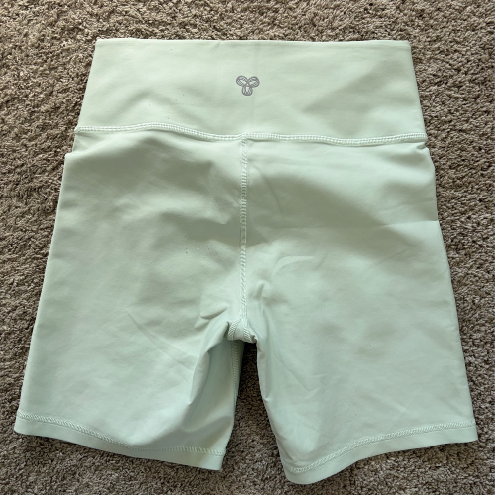 Aritzia TnaBUTTER Atmosphere Hi-Rise 7" Short in color fresh mint green large